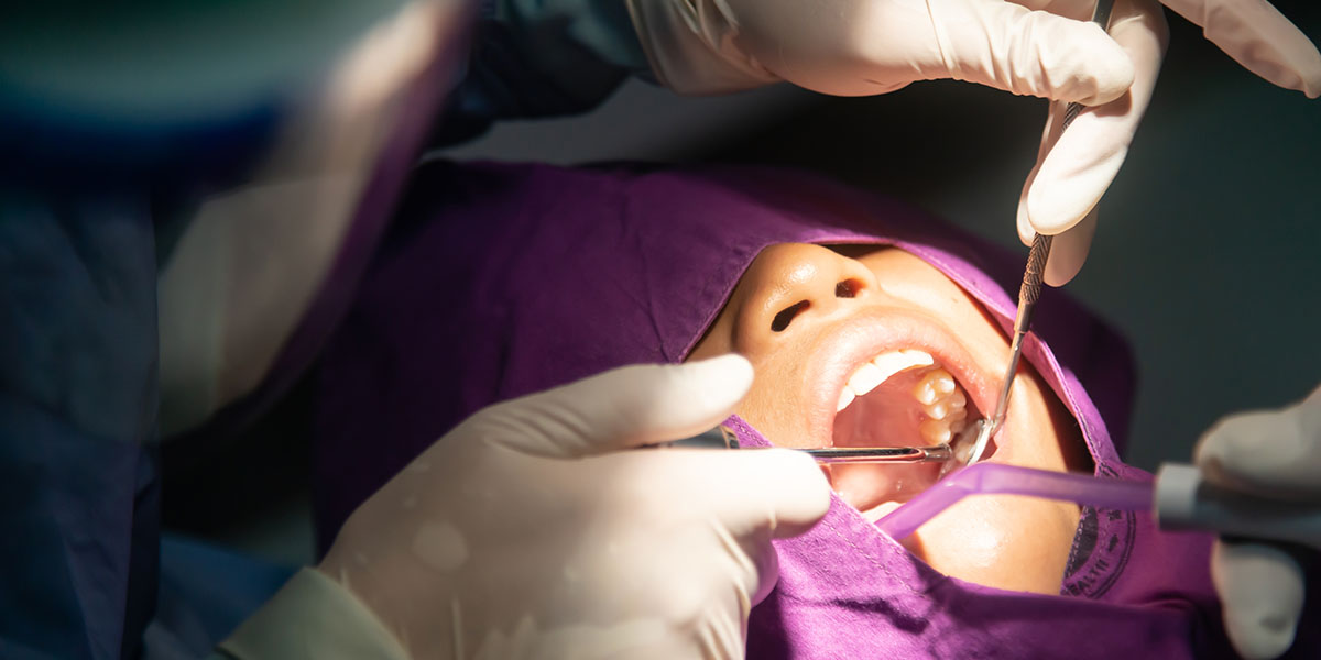 Кровь после удаления зуба: сколько идет, как остановить