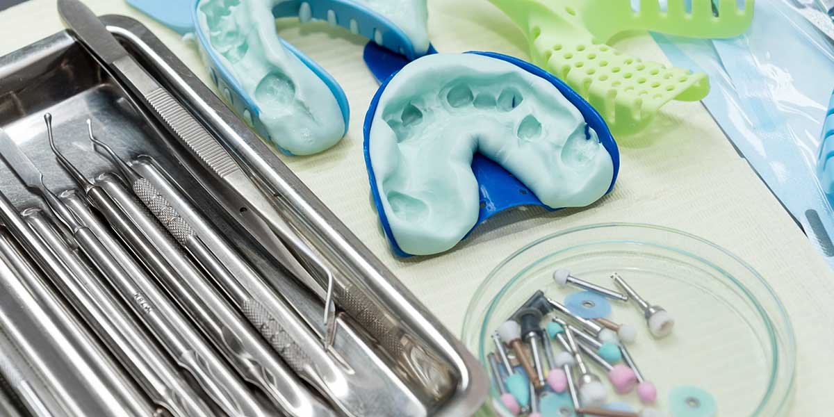 Пластмассовые зубные протезы и коронки