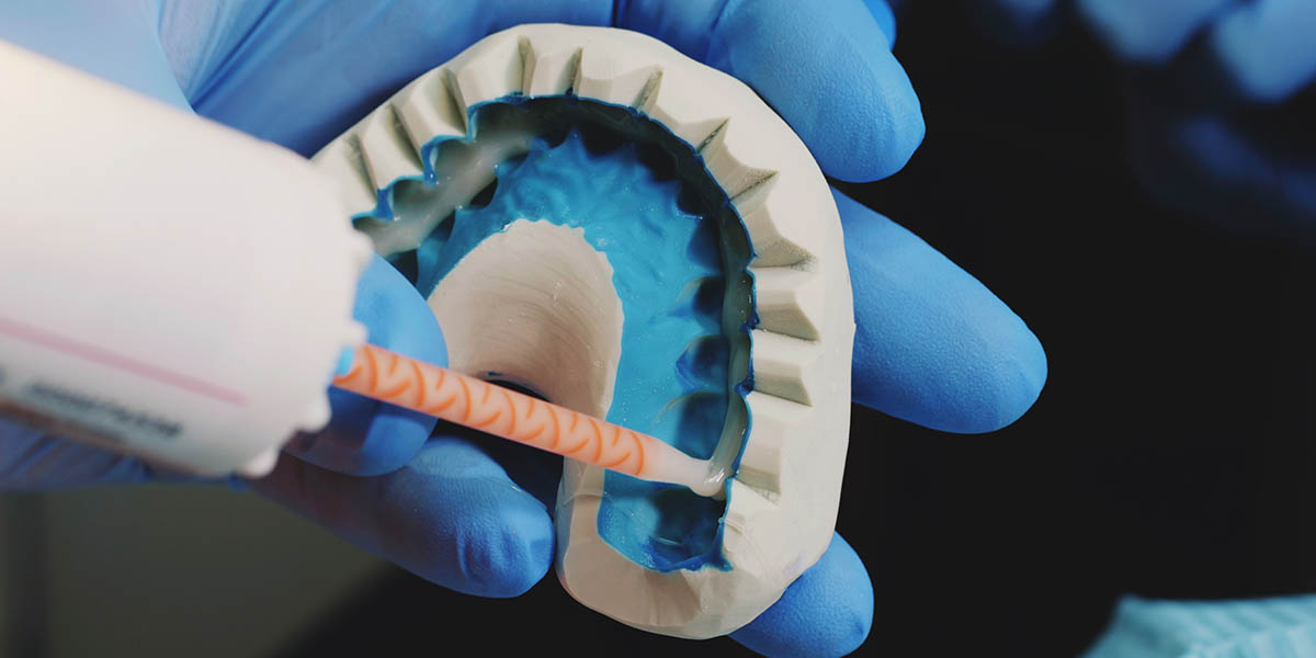 Инструкция, как и чем в домашних условиях можно склеить зубной протез