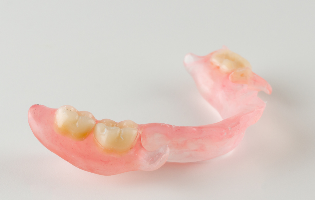 Ремонт зубных протезов: что делать в случае поломки?