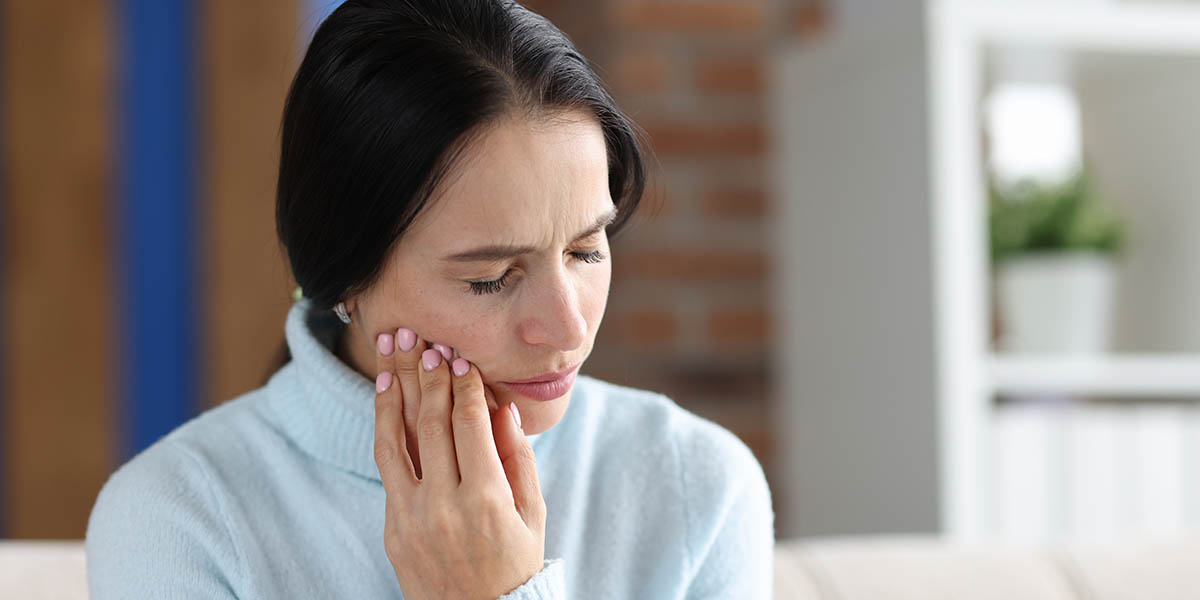 Почему опухает десна или щека после удаления зуба