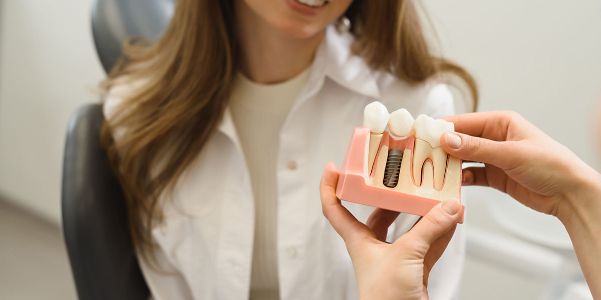 Отек после имплантации зубов: причины, профилактика и методы снятия