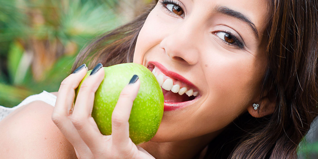Польза яблок для зубов