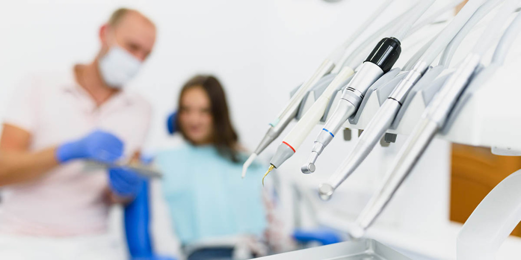 Стоматолог-имплантолог проводит прием пациента