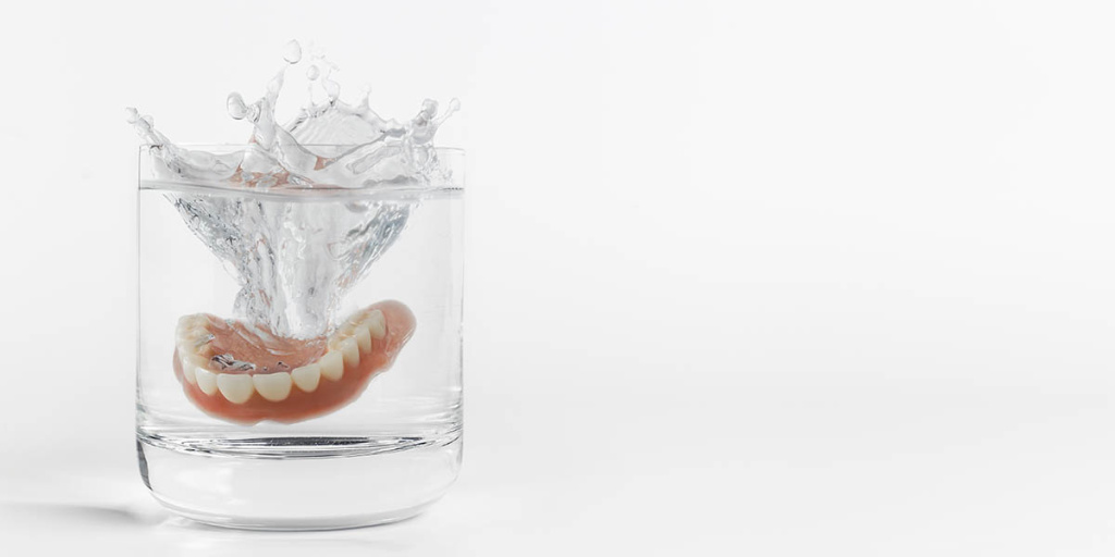 В каком растворе хранить зубные протезы