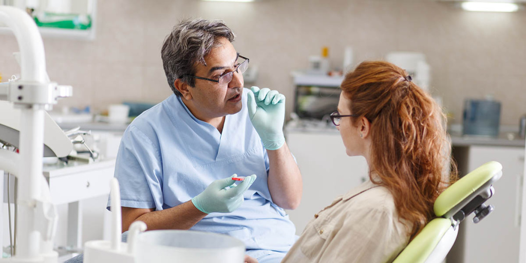 Стоматолог-хирург консультирует пациента