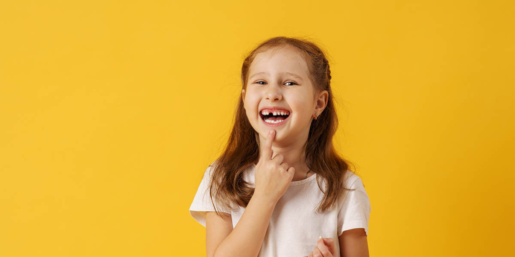 Удаленный молочный зуб у ребенка