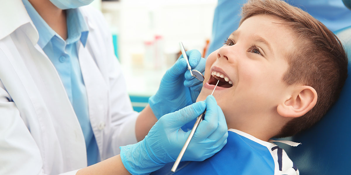 Нужно ли лечить зубы детям